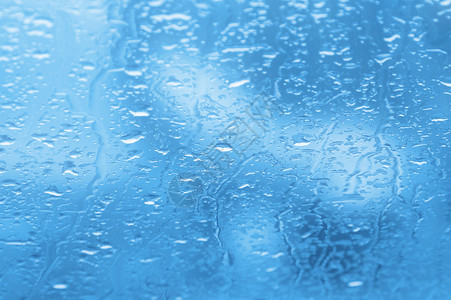窗口上的雨滴宏观风暴窗户灰色液体天气水滴蓝色运动背景图片
