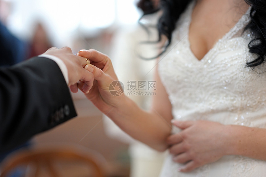 新娘把戒指戴在新郎的手指上金子婚姻婚礼白色男人夫妻黑色仪式裙子配偶图片