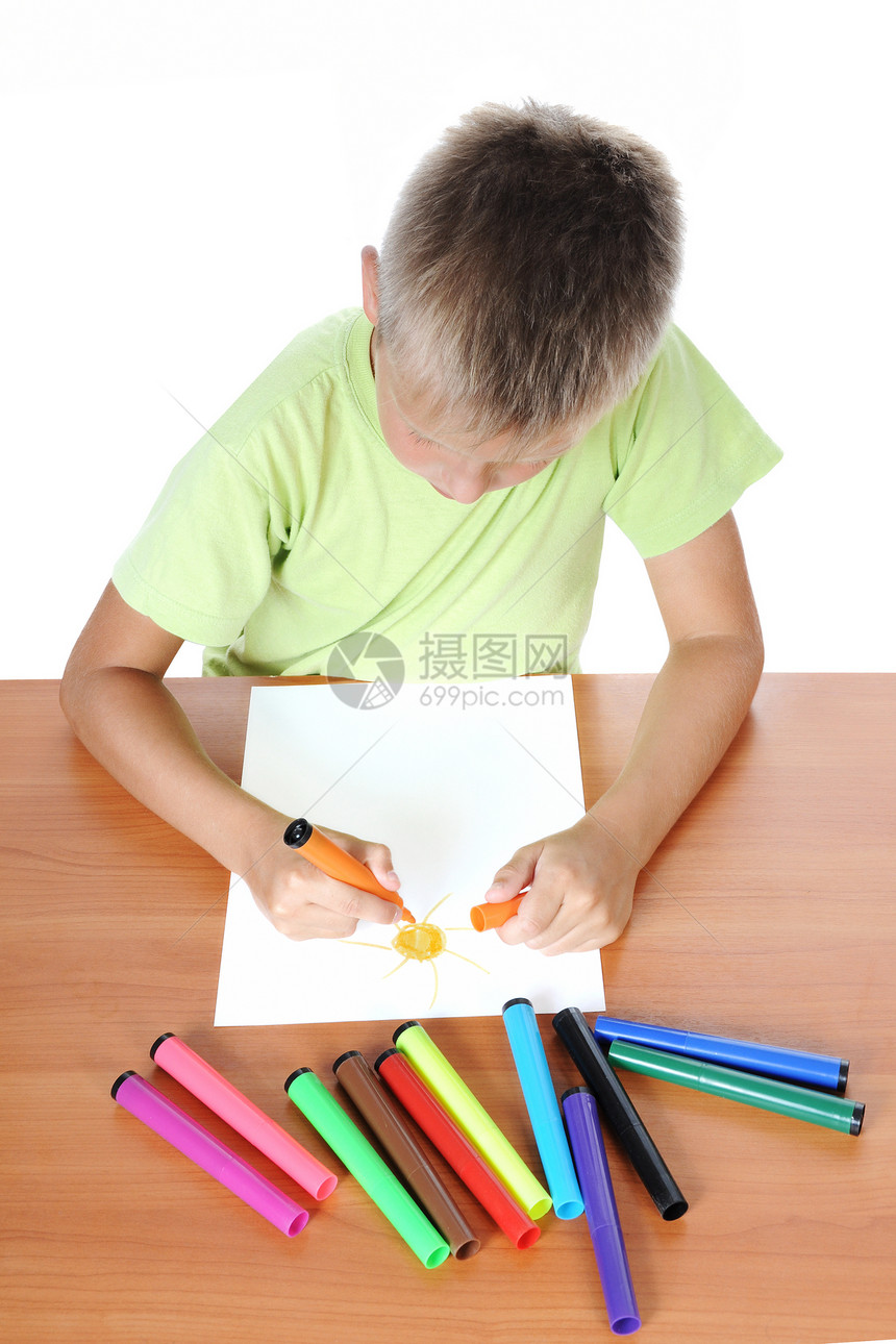 男孩在桌子边画太阳学校爱好测试故事幸福青少年小学生工作考试家庭作业图片