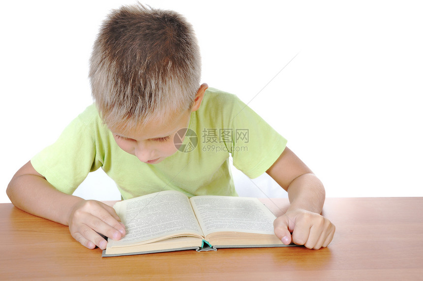 男孩的书在桌子后面图片