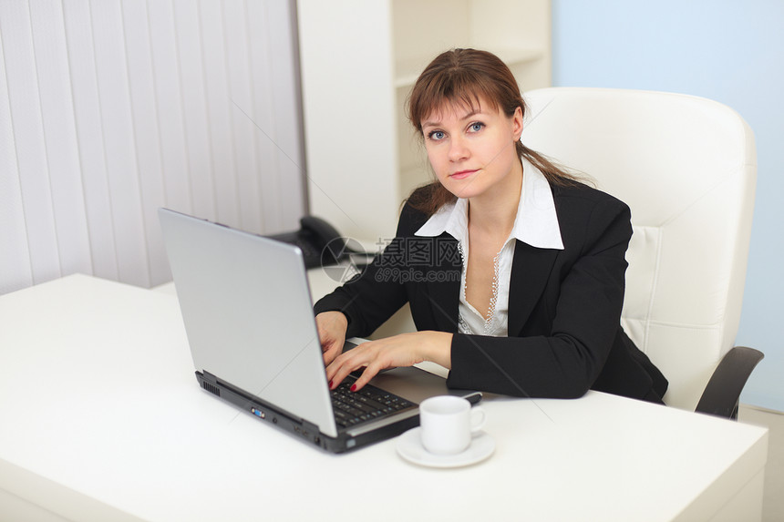 年轻女性在办公室从事计算机工作图片