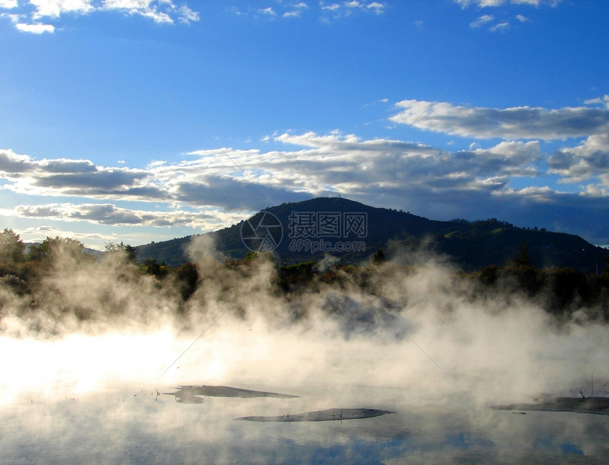新西兰罗托鲁瓦Kuirau公园地热活动反射风景沸腾辉光树木沼泽蒸汽公园薄雾天空图片