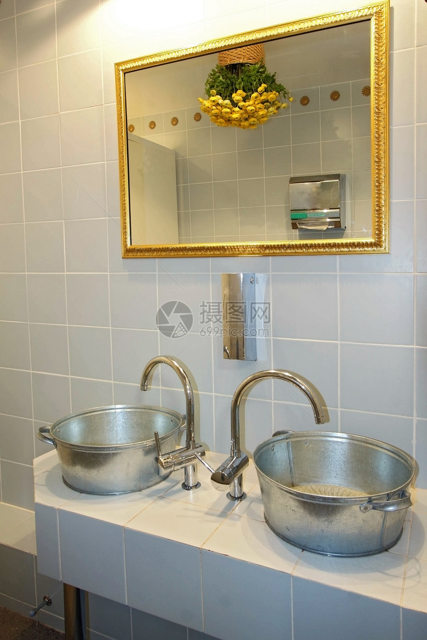 洗浴室灯光陈列柜住宅地面洗涤房间财产镜子白色框架图片