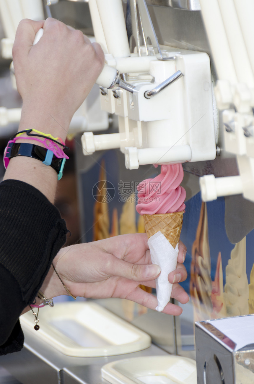 女人的手做意大利冰淇淋图片