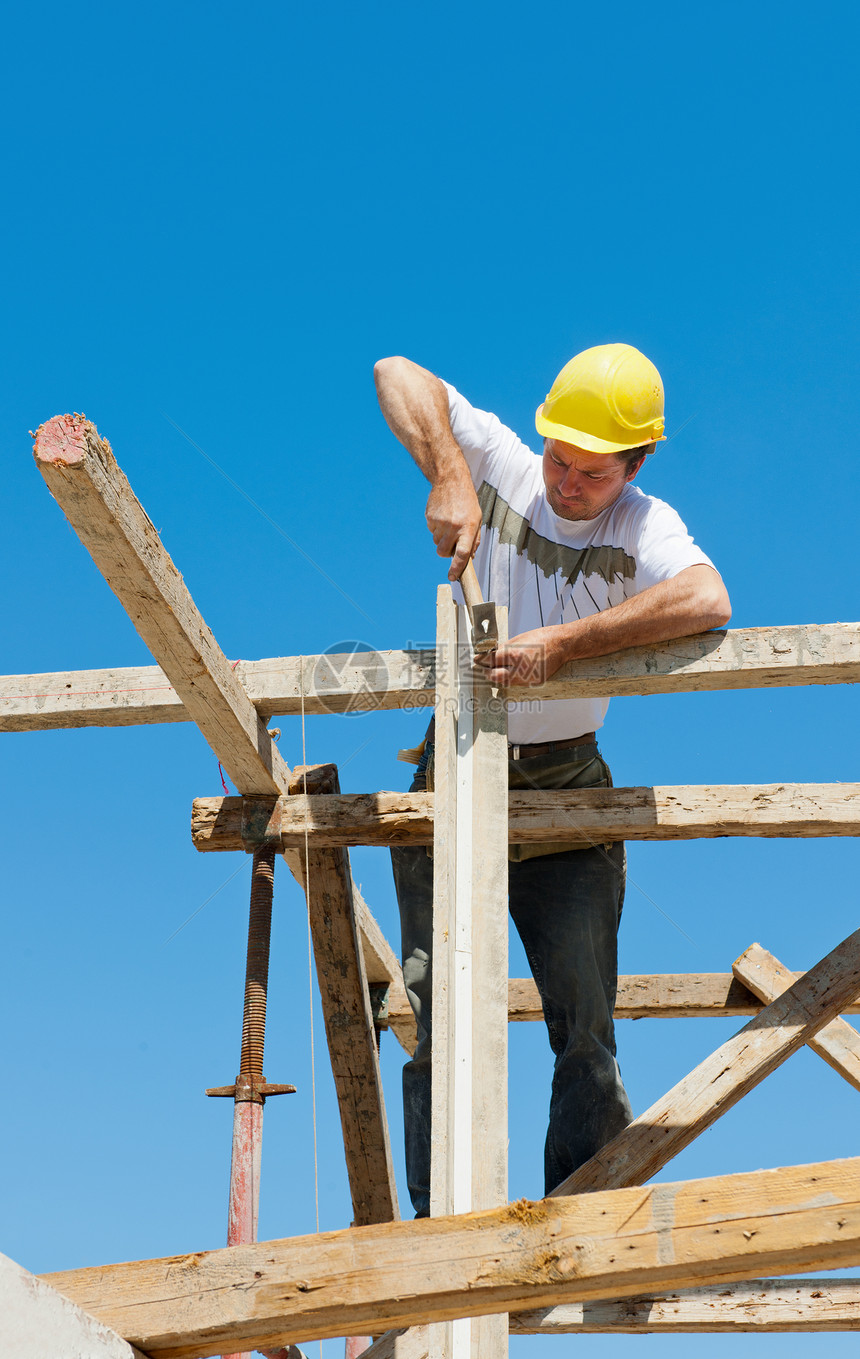 脚手架建筑工人劳动者蓝天成人就业横梁建设者男性职业活动工业图片