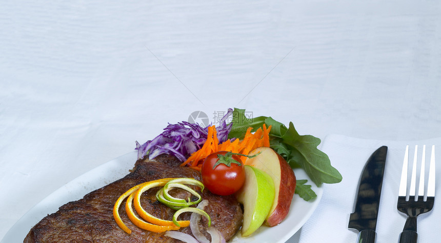 牛肉肋眼牛排用餐蔬菜食物盘子橙子美味牛肉洋葱营养美食图片