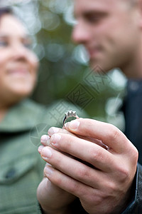 年轻订婚夫妇异性男人已婚幸福友谊男生微笑男朋友面孔钻石快乐的高清图片素材