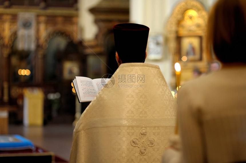 婚礼仪式期间的东正教祭司图片