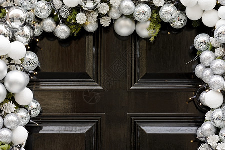 圣诞节装饰门白色黑色框架松果木头装饰背景图片