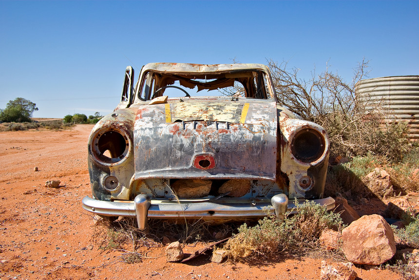 沙漠中的旧车古董汽车金属破坏图片