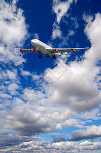 巨无霸空中旅行  飞机在蓝色的天空中飞着云雾多云力量航班齿轮商业客机白色交通翅膀运输背景
