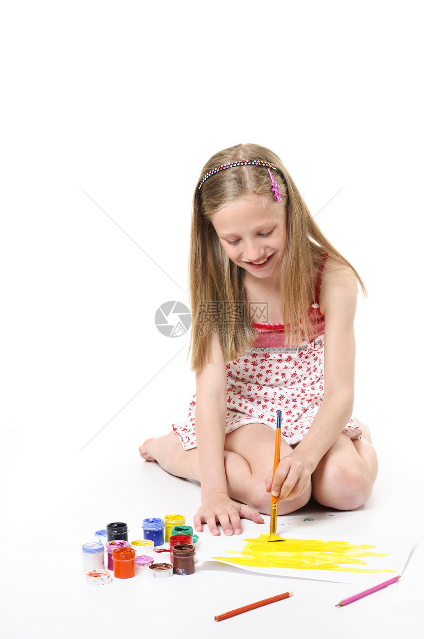 白背景刷牙的女生爱好创造力女孩艺术家童年家庭作业乐趣情感女学生幼儿园图片