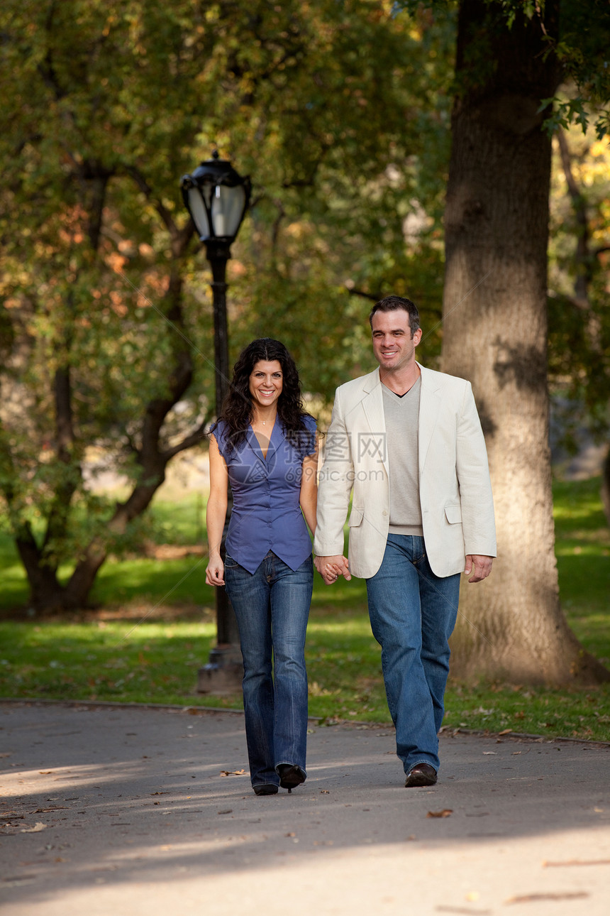 快乐的夫妇步行已婚男人女士妻子男性感情公园女性微笑男朋友图片