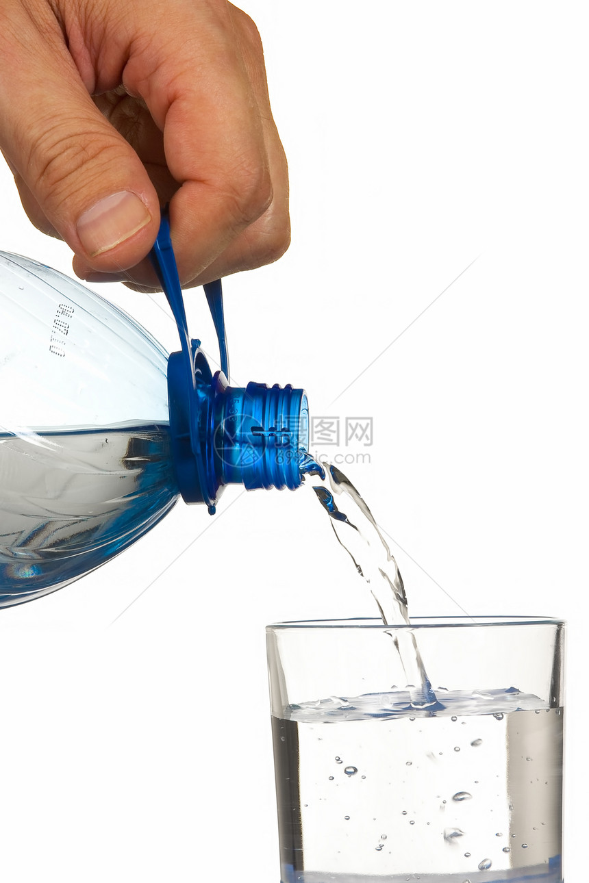 将水从瓶子倒入玻璃杯中白色玻璃塑料图片