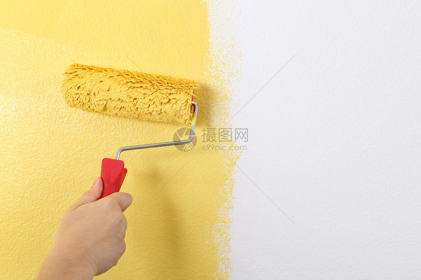 用涂漆滚滚的油漆墙壁图片