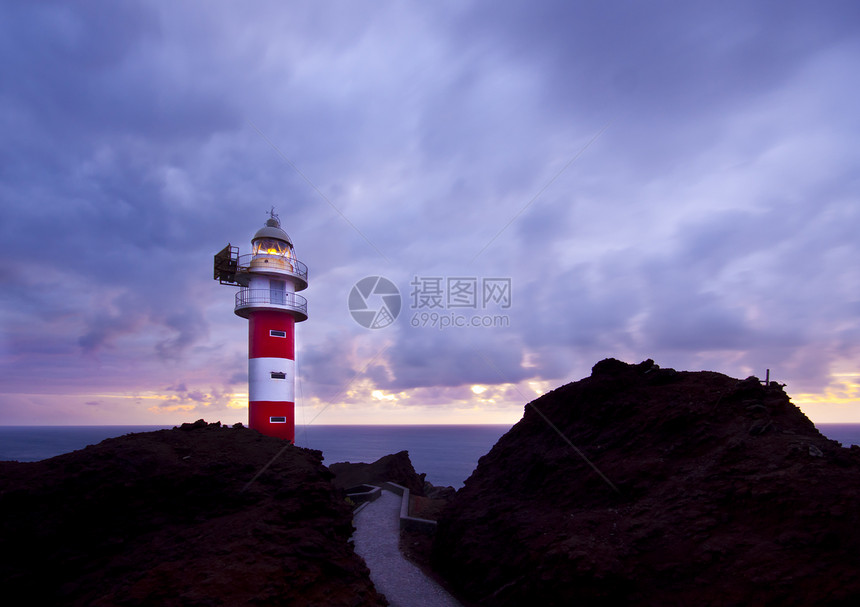 灯塔蓝色光束假期旅游小路海岸指导安全天空海洋图片