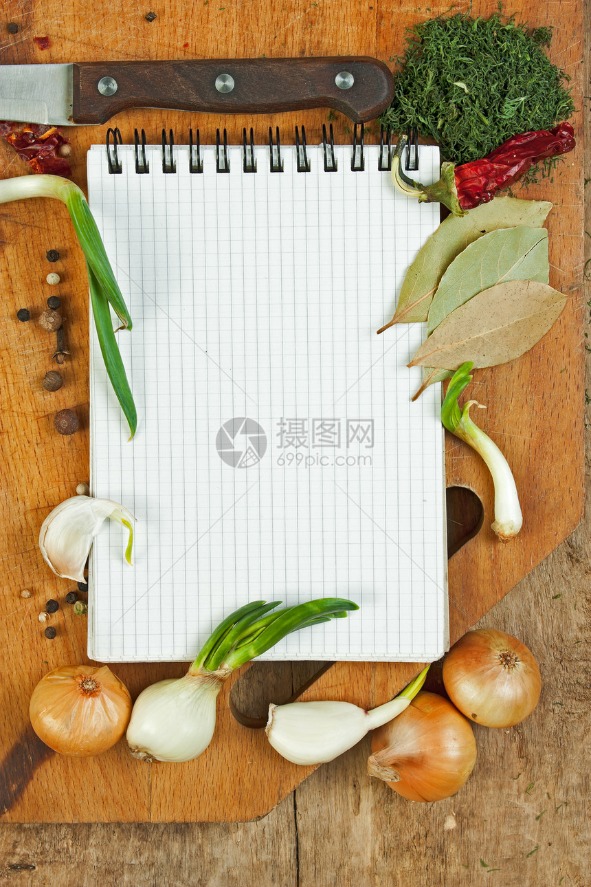 用笔记本写配香料的食谱木板美食食品洋葱桂冠食物味道粉末丁香胡椒图片