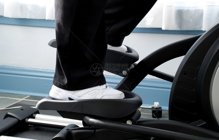 在锻练机中跑步运动踏板身体活动活力跑步机椭圆机运动鞋图片