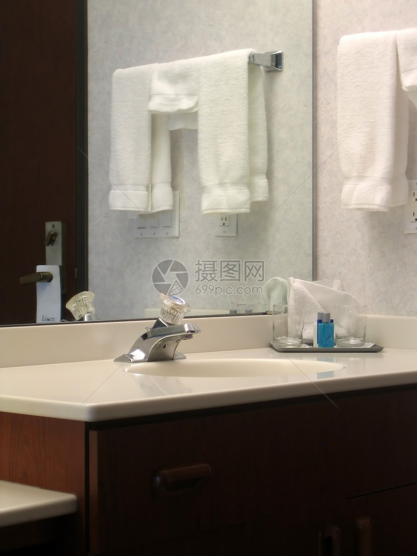 洗手间旅馆房间游客睡眠旅行龙头内饰汽车卫生间客房毛巾双人床图片