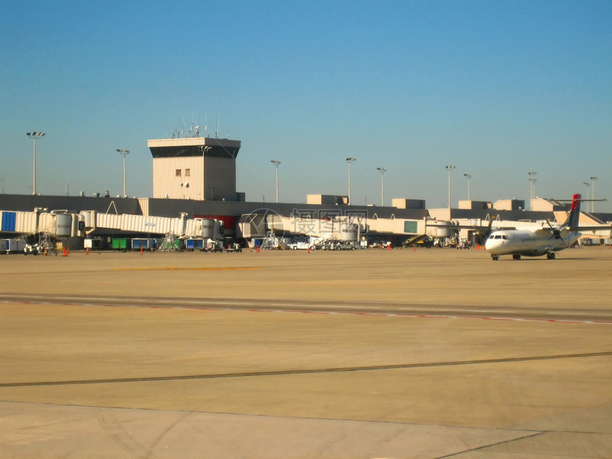 机场和飞机飞行航空鸟瞰图交通技术服务员引擎商务客机翅膀图片