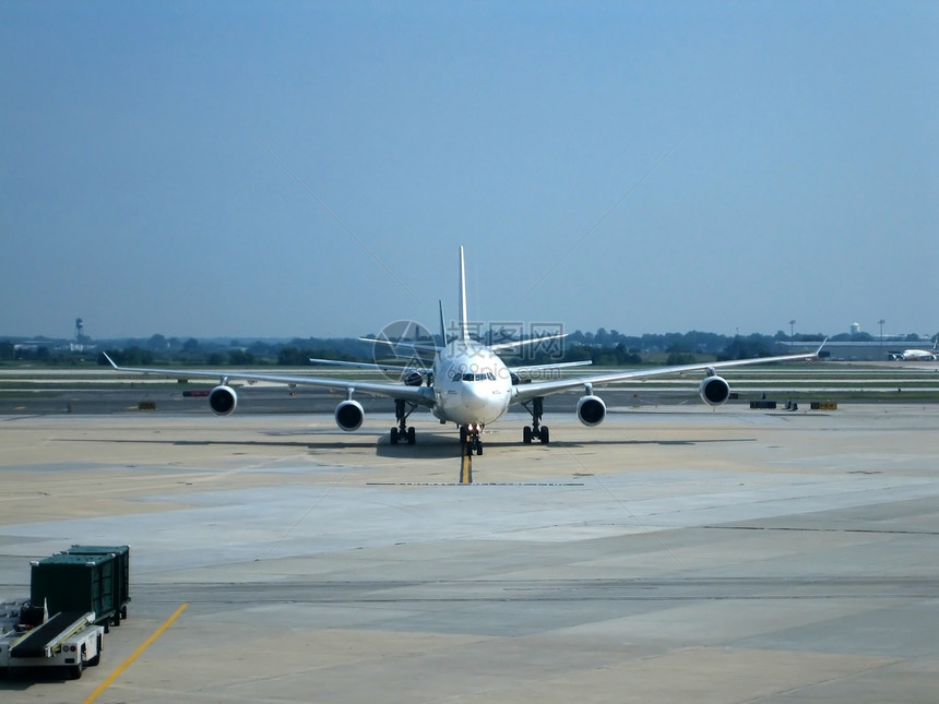 飞机和航空客机地面乘客天空行李技术全体跑道航空公司翅膀图片