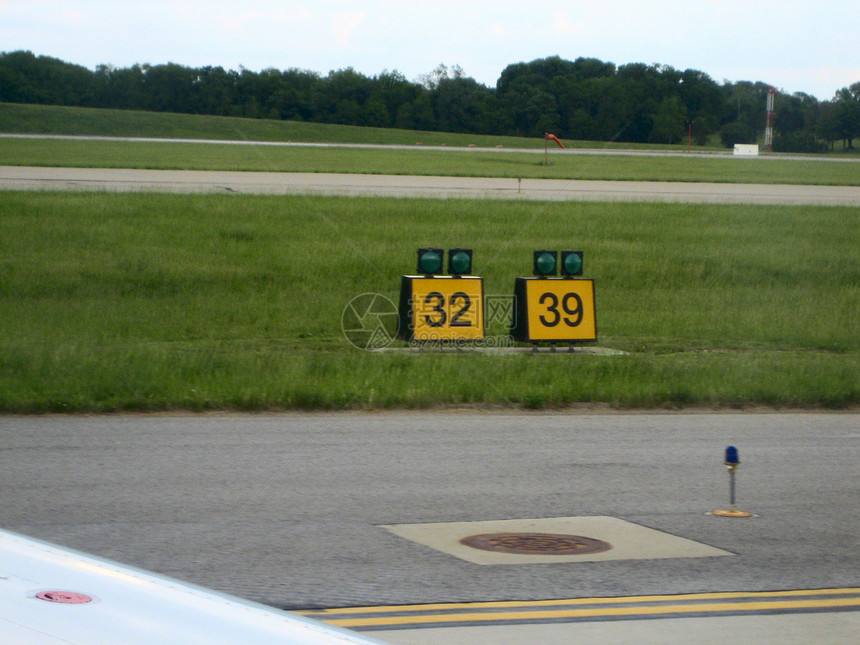 飞机和航空飞行员喷射飞机场翅膀运输空气飞行旅行跑道航空公司图片