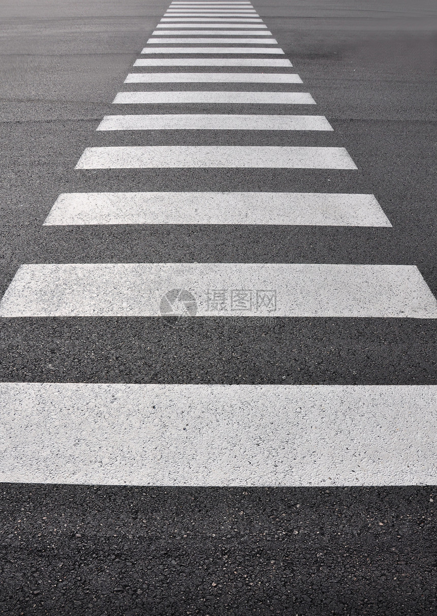 十字路行车道柏油灰色黑色交通行人沥青街道白色图片