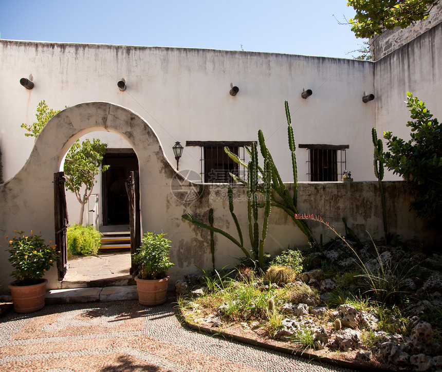 墨西哥老房子里的沙发花园院子庭院园林露台晴天网关园艺水泥古董石头图片