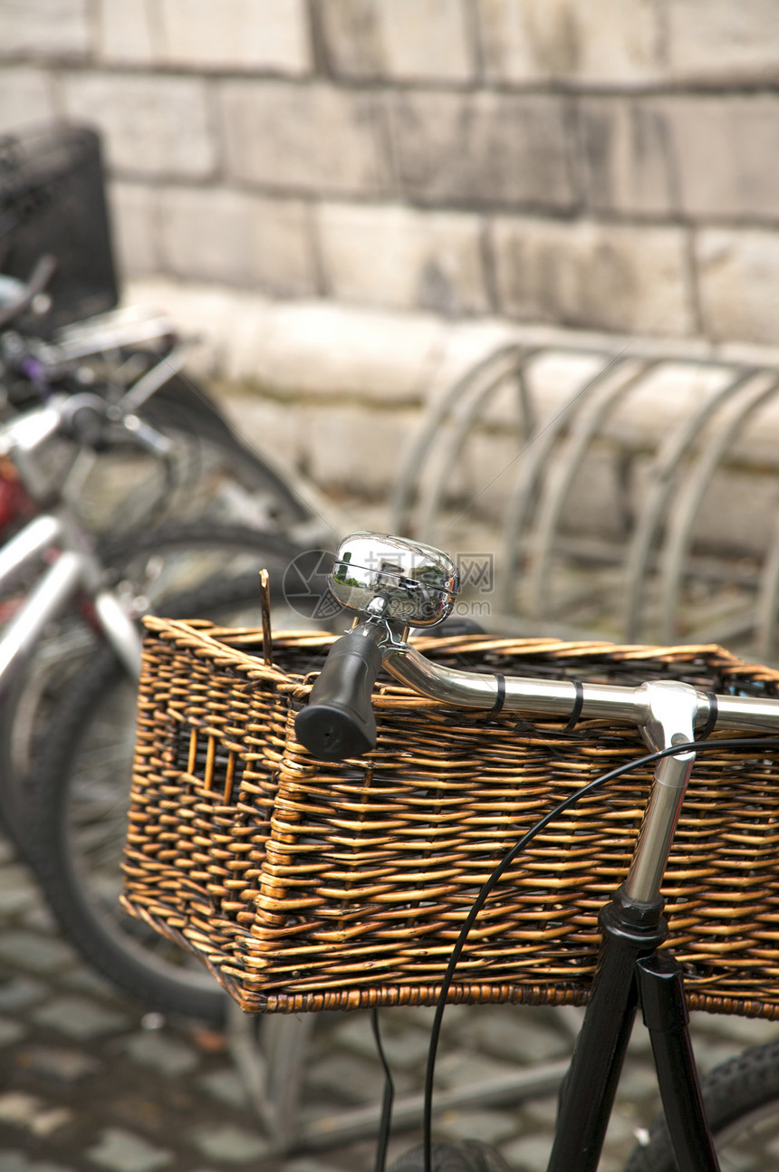 旧自行车车把手栏柳条运输黑色案件棕色车辆金属盒子图片