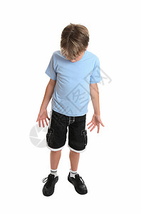 男孩向下看短裤手势孩子身体耻辱语言男生背景图片