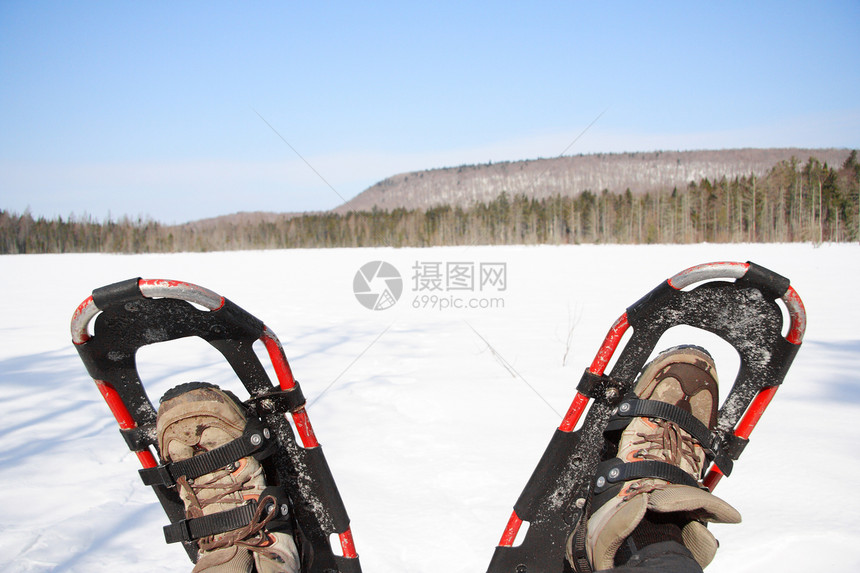 雪鞋球拍旅行蓝色男人登山者运动雪鞋鞋类木头登山图片