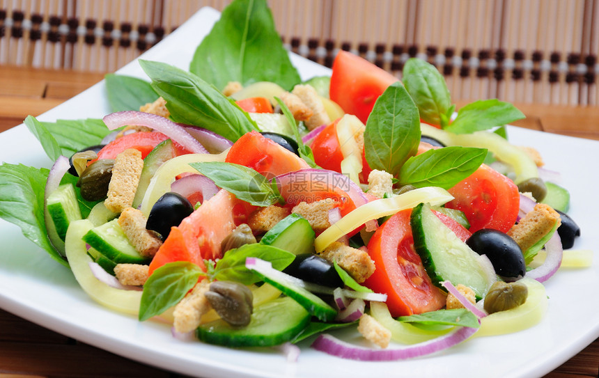 蔬菜沙拉加巴西洋葱美食午餐黄瓜面包块烹饪维生素产品风格服务图片