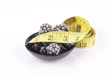 冰冻黑莓 装在带磁带测量器的迪什浆果冷藏水果冷冻食物黑色甜点盘子冰镇速冻背景图片