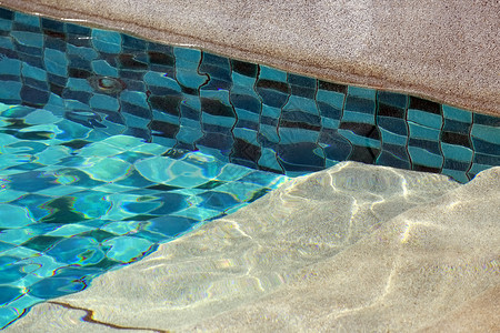 游泳池乐趣梯子游泳水池后院闲暇蓝色背景图片