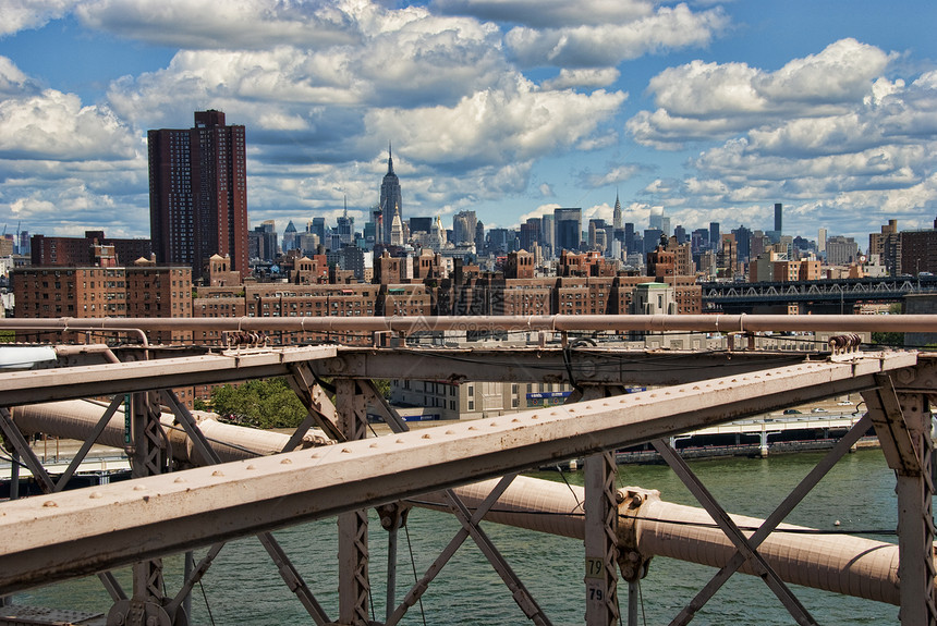 纽约市布鲁克林大桥的纽约市商业摩天大楼建筑城市建筑学结构外观蓝色城市生活天空图片