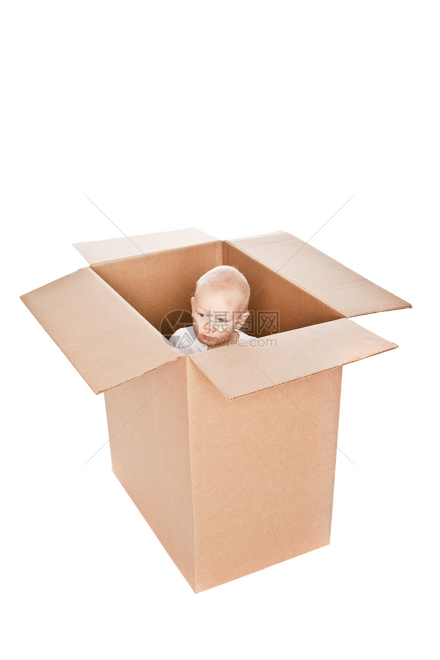 盒子里的小男孩纸板白色孩子工作室婴儿围巾男士牛仔裤小伙子衬衫图片