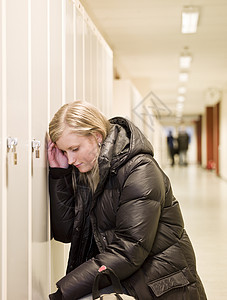 你欺负我表情包女青年在学校受到欺负女性孤独身体压力沉思头发挫折逆境思维悲伤背景