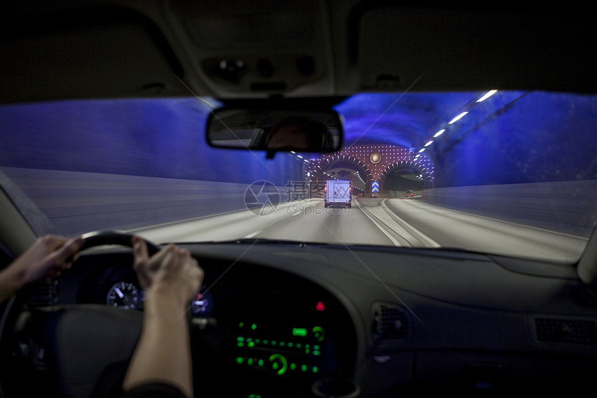在隧道里驾驶头灯交通街道红色路灯运动内饰运输旅行速度图片