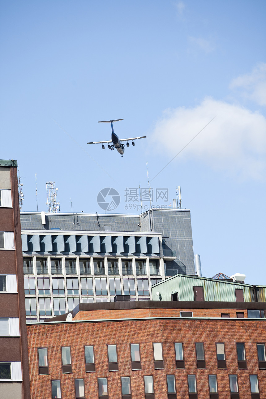 飞机在靠近建筑物附近飞行家居城市生活住宅小区开发社区办公楼房子邻居都市风光图片