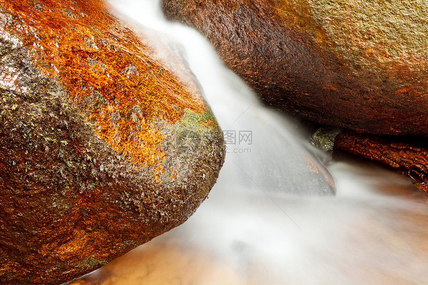 小的自然瀑布石头结晶岩石绿色树叶图片