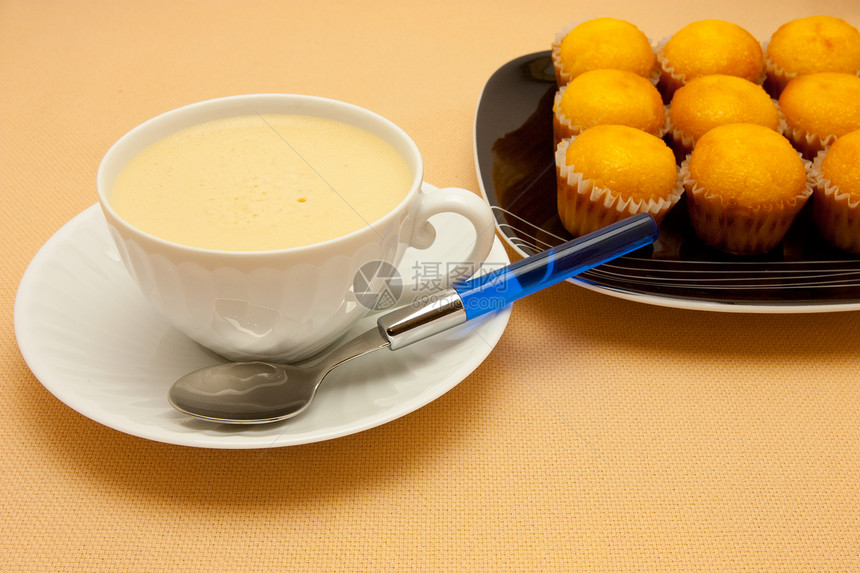 咖啡加白杯牛奶 紧闭咖啡盘子时间咖啡店飞碟午餐茶点甜点桌子小吃勺子图片