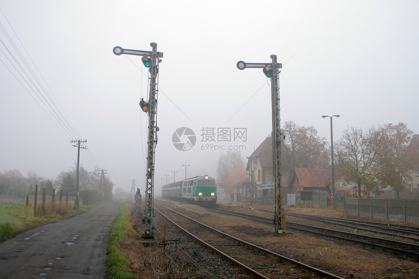 火车站列车风景车辆乡村信号村庄日光运输抛光铁路机车图片