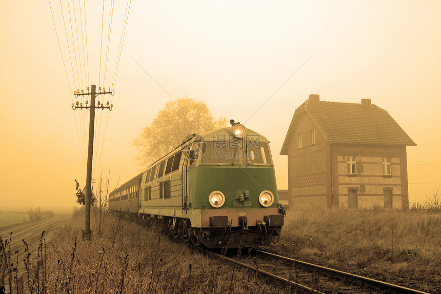 客乘火车铁路抛光旅行水平房子车辆风景乡村棕褐色旅客图片