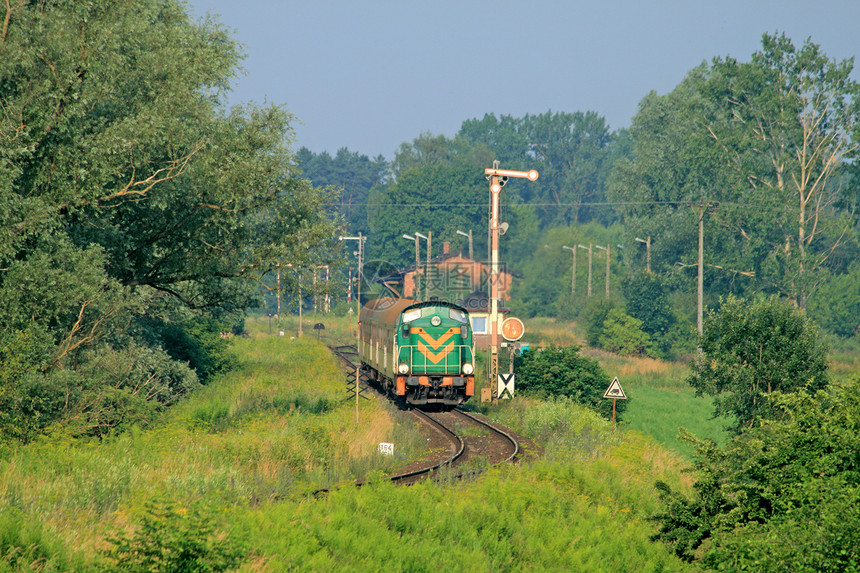 客乘火车水平运输绿色车辆机械森林铁路列车信号力量图片