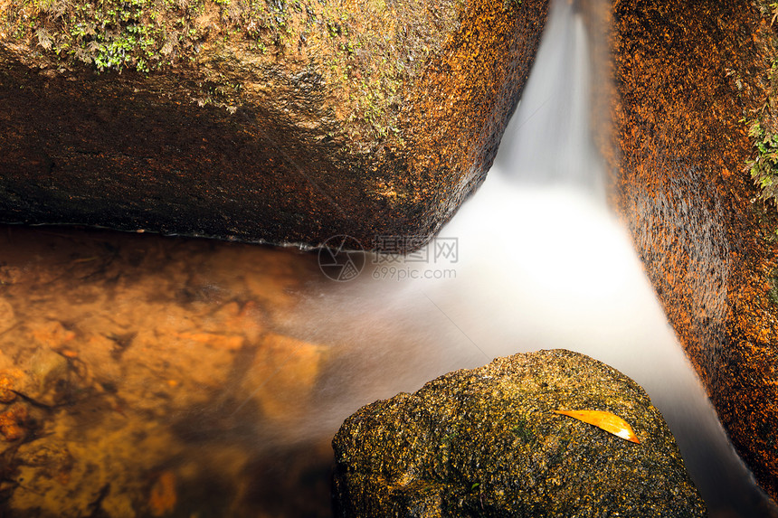 小的自然瀑布绿色岩石树叶结晶石头图片