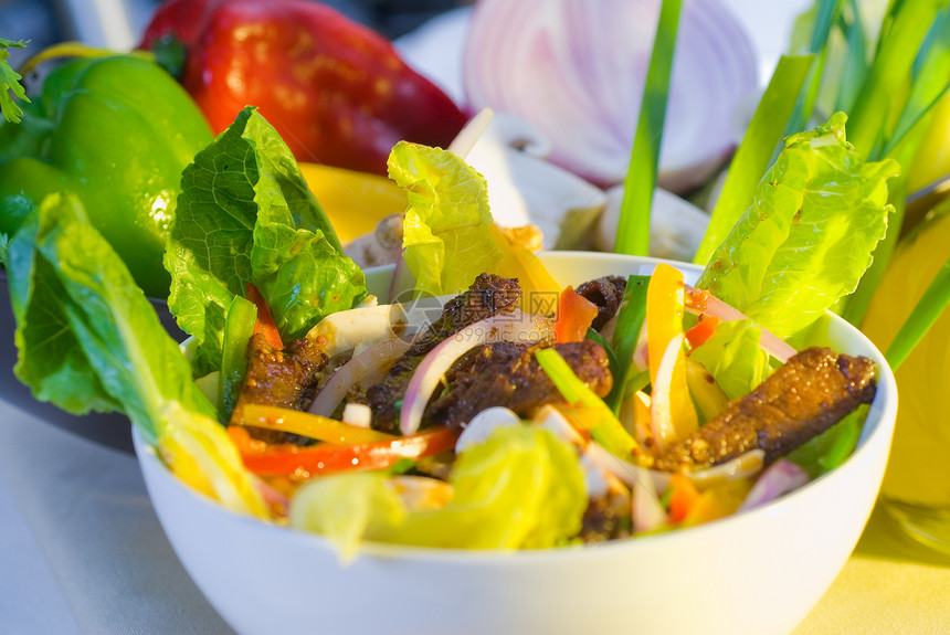 Thai 色拉沙拉小吃黄瓜叶子发芽洋葱沙拉树叶美食蔬菜草药图片