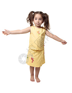 手臂伸展着的小女孩背景图片
