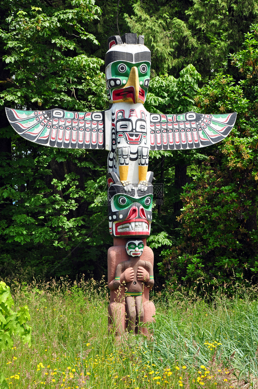 色彩多彩的图腾极部落上帝木头精神公园木雕力量游客英语文化图片