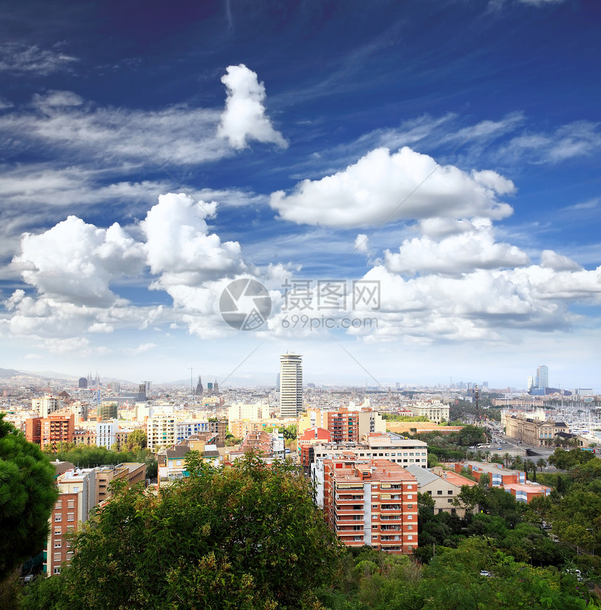 巴塞罗那市的空中观察多云办公室吸引力城市旅游椭圆形天空天线地标商业图片