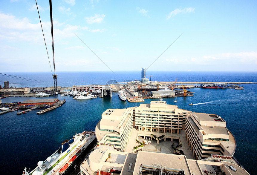 巴塞罗那市和港湾的空中观察摩天大楼商业地标城市景观天空办公室建筑港口旅行图片